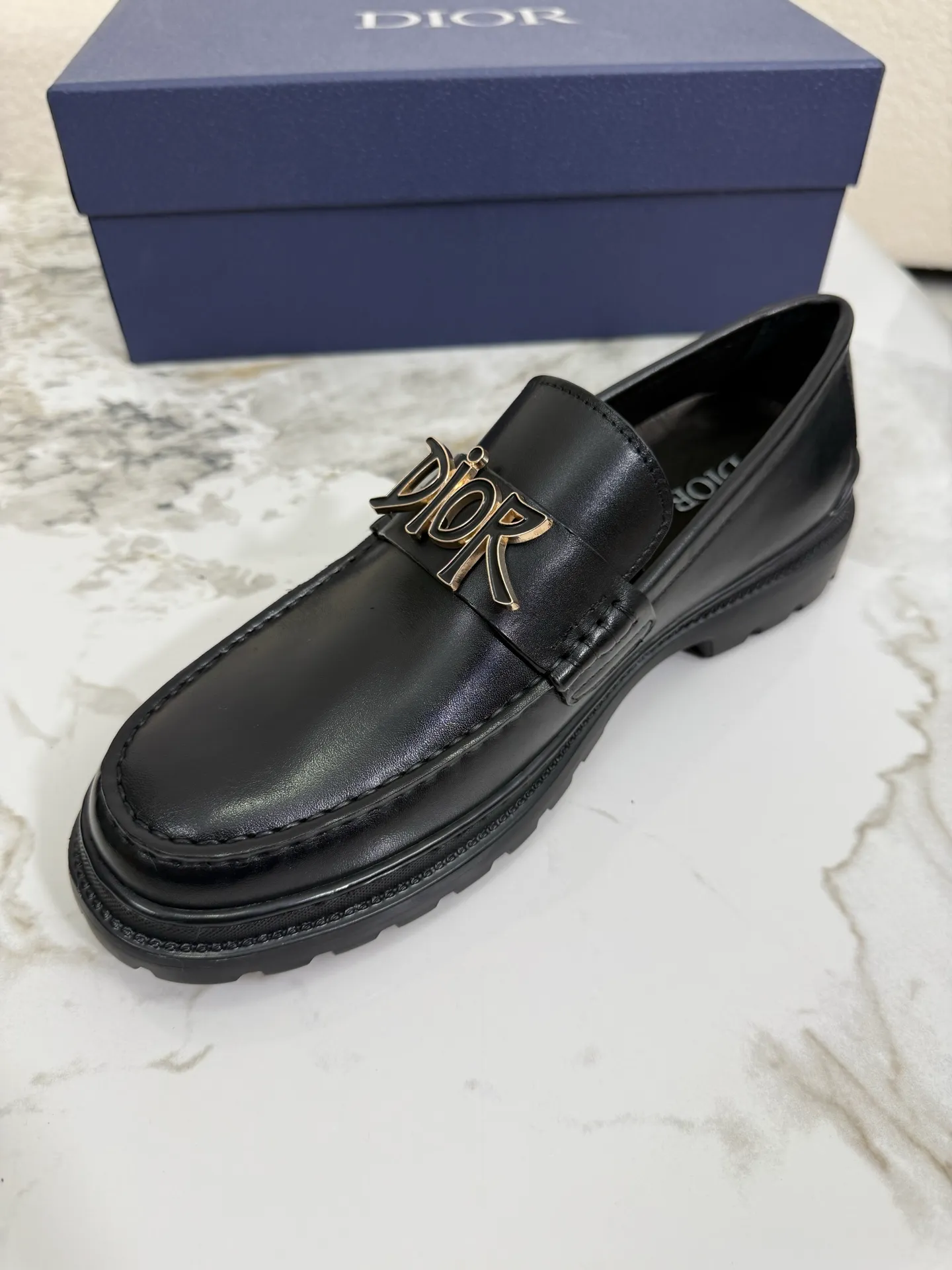 [ DIOR ] Top P: 820💰 ▪️Size: 39-44 (customized for 38.45) Top male leather shoes DIOR Dior combines high-quality materials and exquisite details. The imported cowhide leather upper is embellished with Gancio buckles, showing a luxurious style. Imported cattle. TP sole is light and flexible in texture
